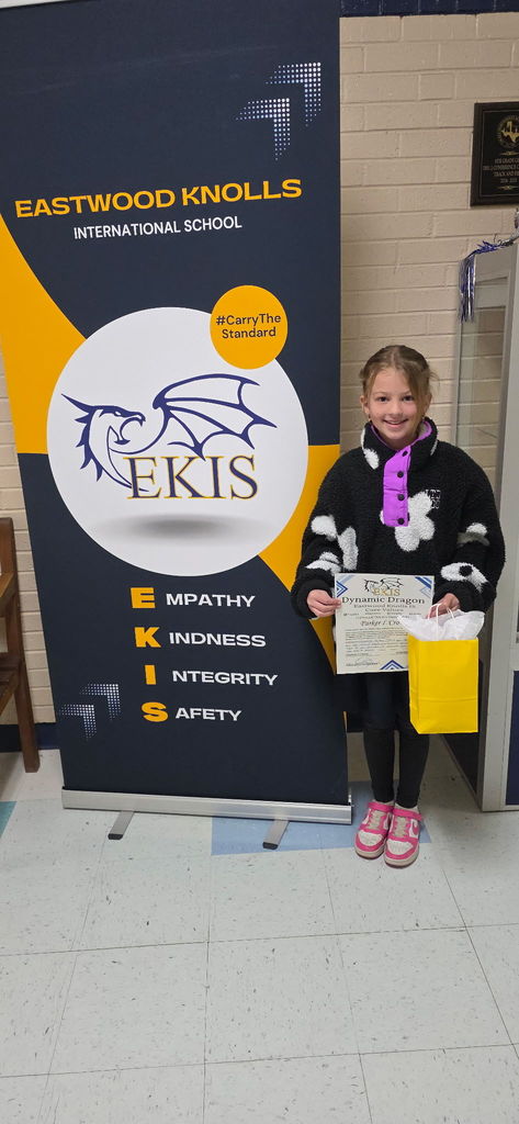 Photo of EKIS student receiving a Dynamic Dragon award.