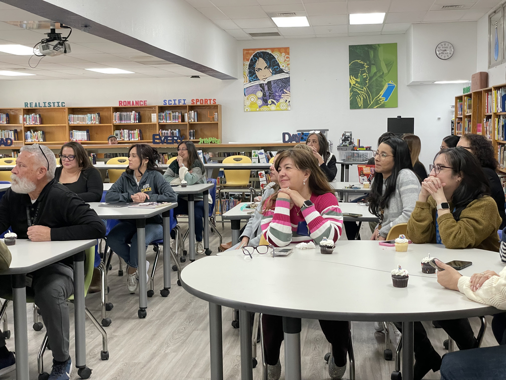 Photo of EKIS faculty at a meeting.