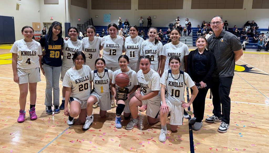 Photo of EKIS 7th grade girls basketball team.