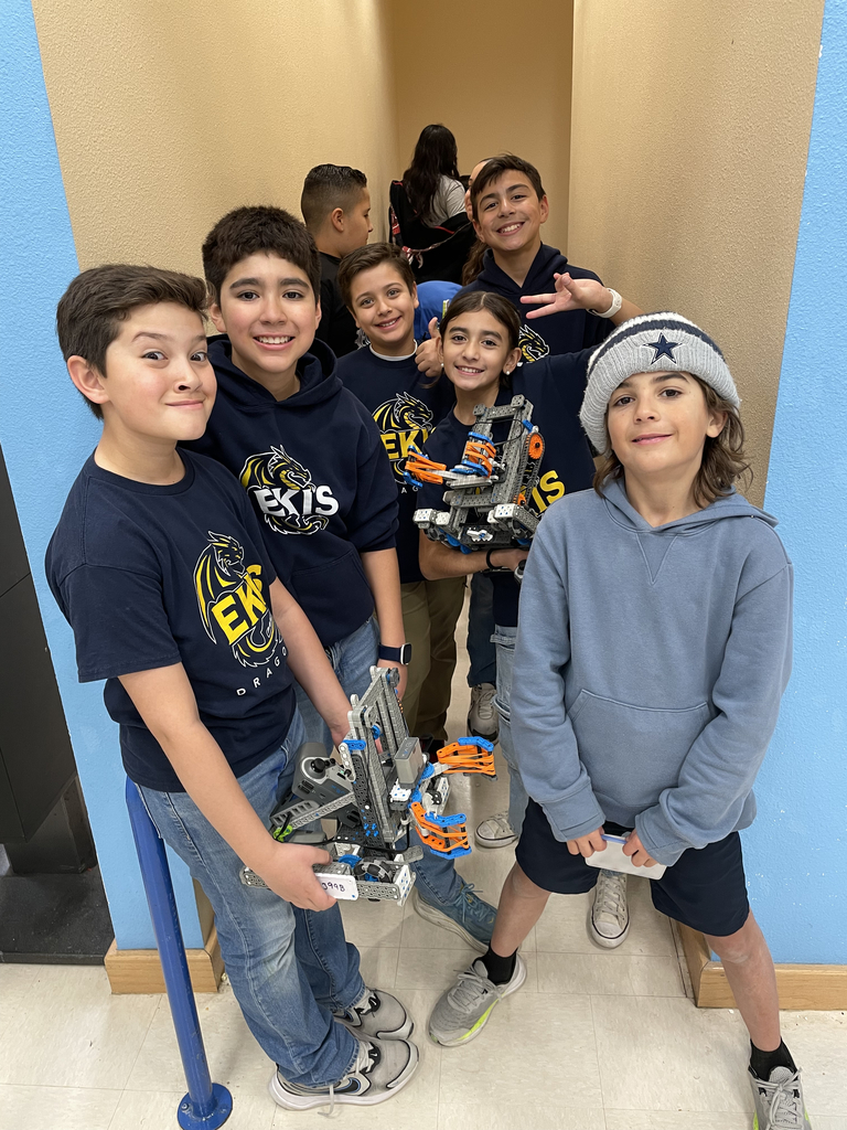 Photo of EKIS students at a robotics competition.