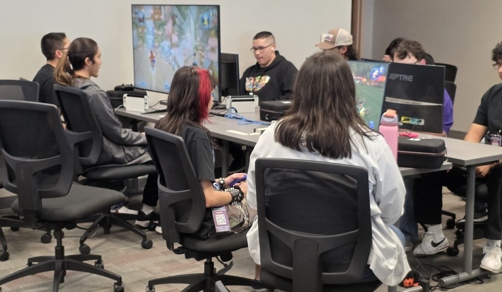 The NMSU esports Invitational was a success and great experience for the Cyber Reds. 

Competing against high schools and colleges from all over the state the Cyber Reds earned 3rd place in Mario Kart and 2nd place in chess!

Thank you Big Red Comic Con supporters for making this possible. 

BIG RED Comic Con March 21st!

