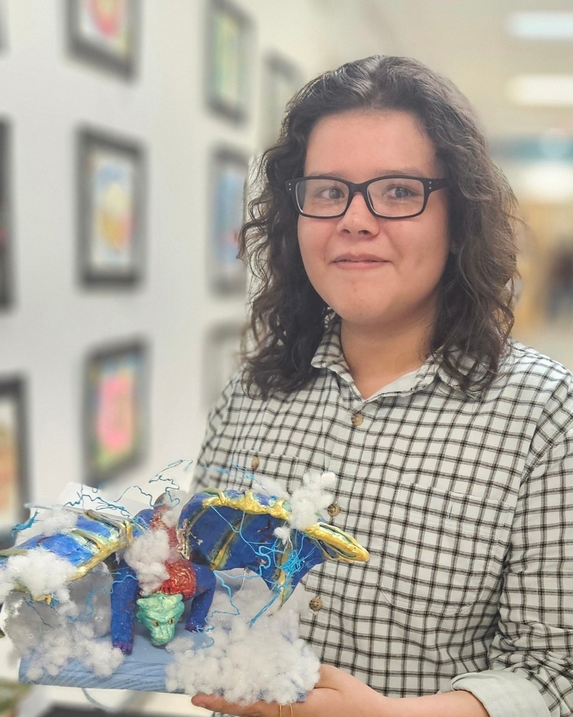 Photo of EKIS student receiving an Art awards.