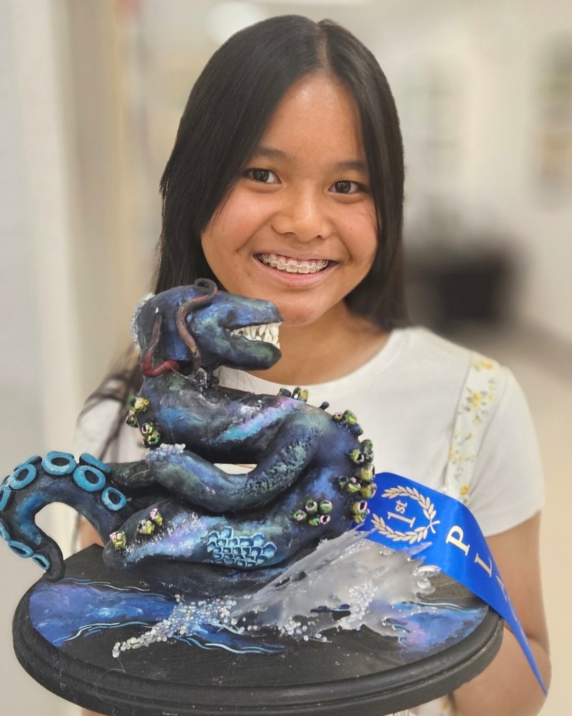 Photo of EKIS student receiving an Art awards.