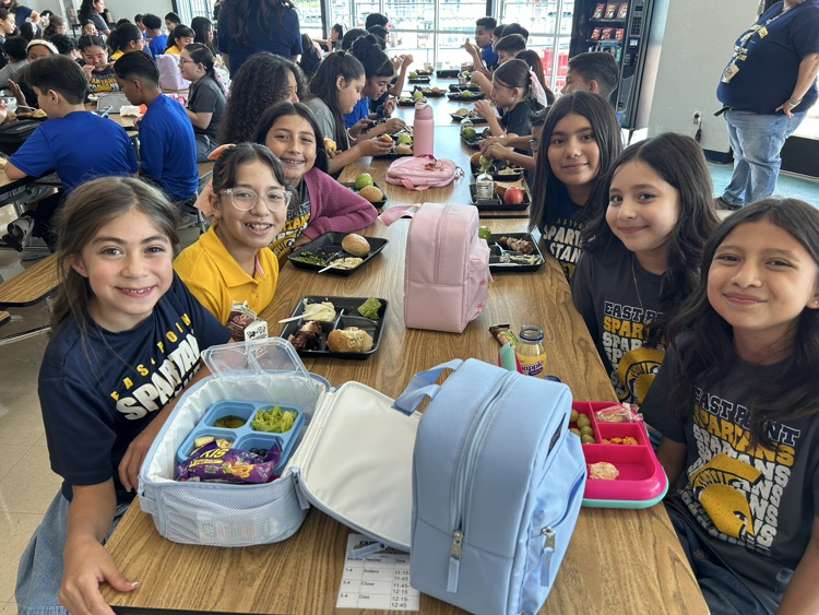girls eating lunch
