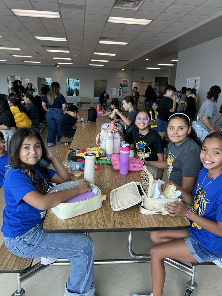 students eating lunch
