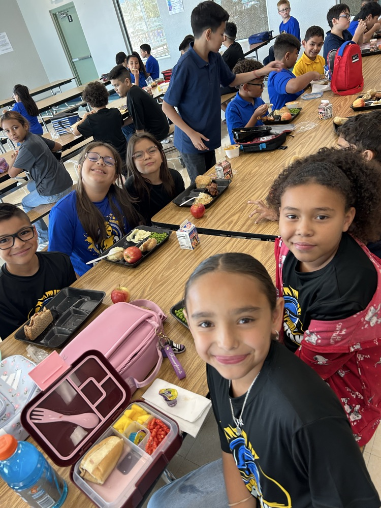 students eating lunch 