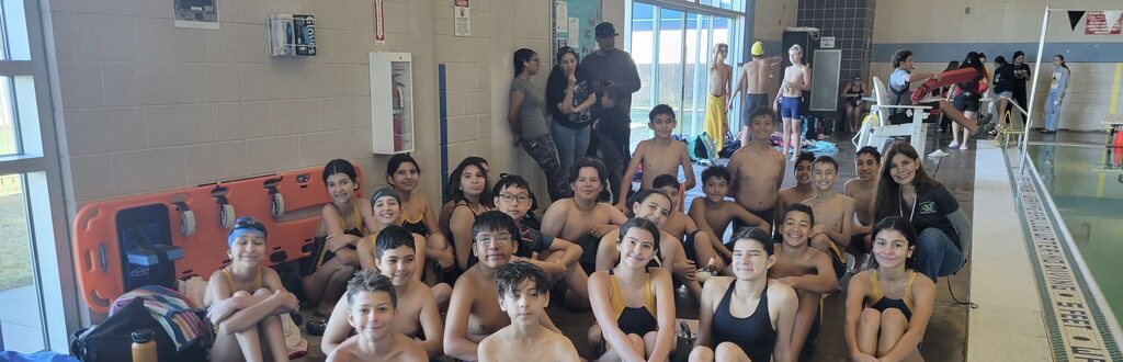 Group photo of the EKIS swimming team.
