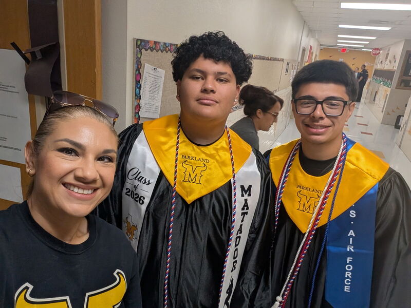 seniors posing with former 4th grade teacher, Mrs. Gomez