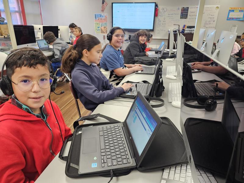 4th graders coding on their Chromebooks