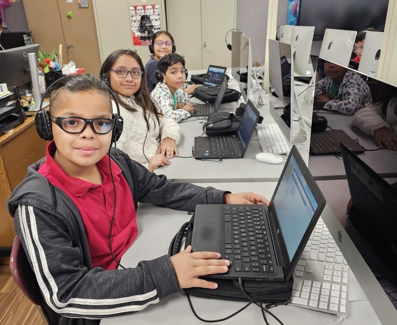 4th graders coding on their Chromebooks